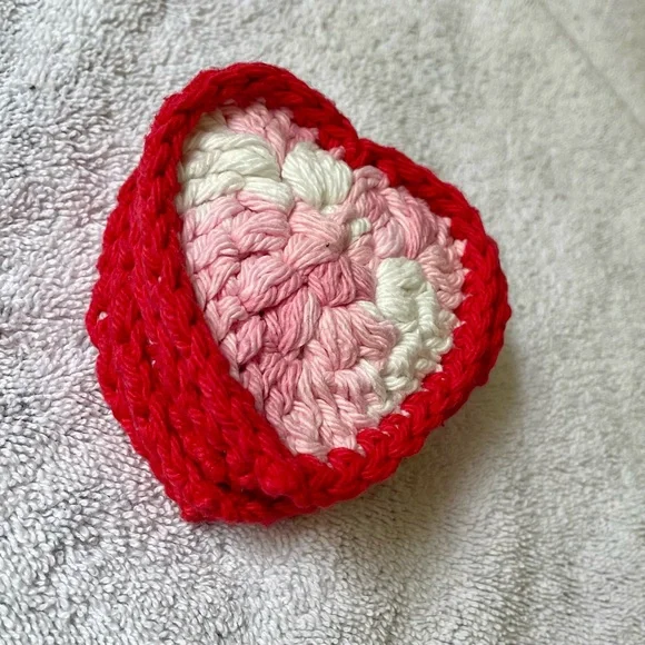 Handmade Heart-Shaped Face Scrubbi OR Coasters - 100% cotton - Set of 5 - Picture 3 of 6